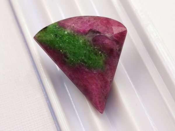 rubis zoisite red green fancy cut 16.22 carats