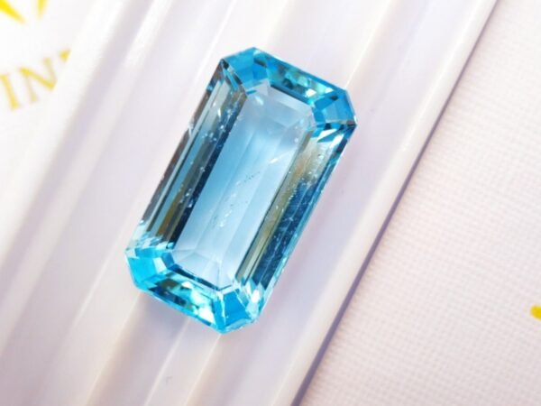 Topaze Bleue 15.05 Carats