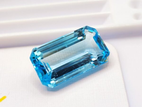 Topaze Bleue 15.05 Carats