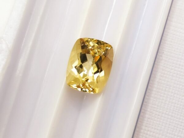 Golden Yellow Béryl Héliodor - 2.21 carats - cushion cut - Gemstone for jewelry and collection