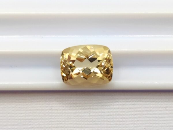Golden Yellow Béryl Héliodor - 2.21 carats - cushion cut - Gemstone for jewelry and collection