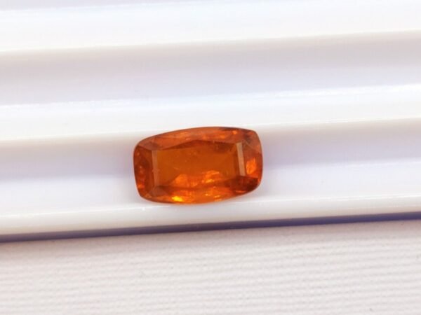 Spessartite 2.20 carats taille coussin - pierre fine pour joaillerie et collection