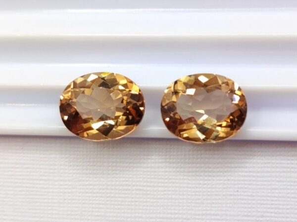 Topaze naturelle taille ovale en provenance du brésil. Pierres précieuses et fines pour joaillerie et collection