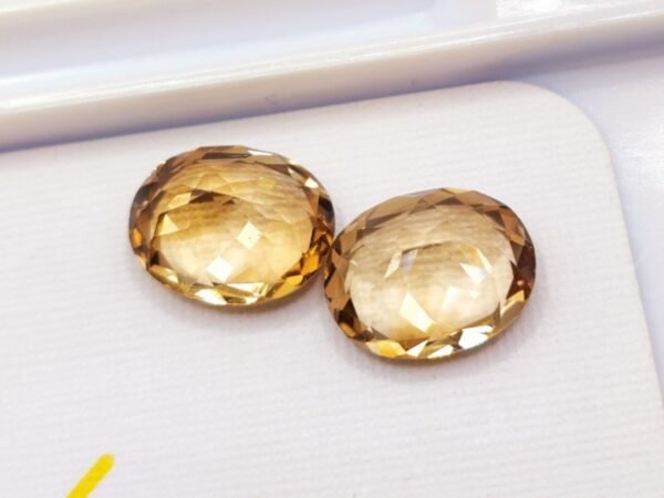 Topaze naturelle taille ovale en provenance du brésil. Pierres précieuses et fines pour joaillerie et collection