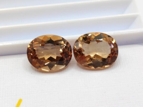 Topaze naturelle taille ovale en provenance du brésil. Pierres précieuses et fines pour joaillerie et collection