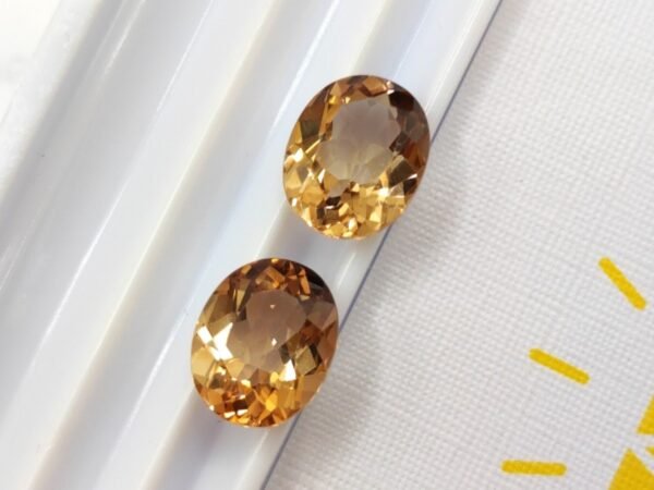 Topaze naturelle taille ovale en provenance du brésil. Pierres précieuses et fines pour joaillerie et collection