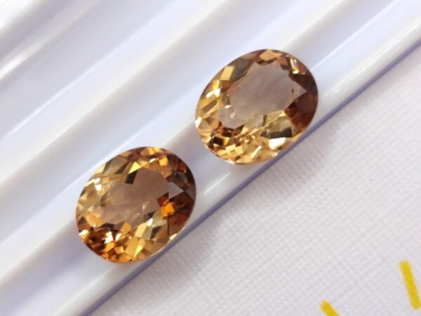 Topaze naturelle taille ovale en provenance du brésil. Pierres précieuses et fines pour joaillerie et collection