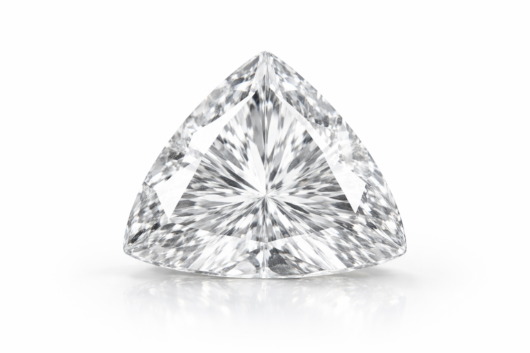 quartz cristal de roche taillé trilliant pierre fine incolore gemme naturelle