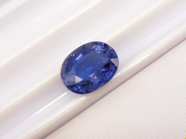 Iolite 2.27 carats - oval cut