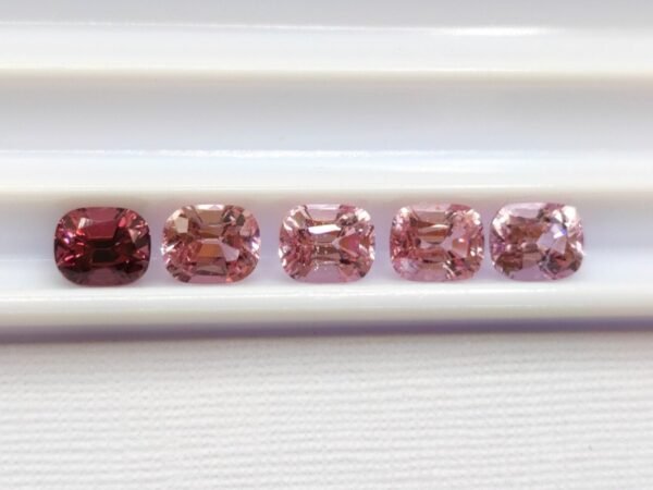 Spinel Myanmar - 3.01 carats - Cushion cut - gemstones online