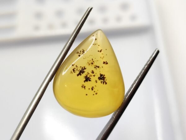 Opale de feu à inclusions de dendrites naturelles - taille poire cabochon - Pierre fine pour bijoux uniques et collection.