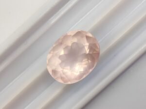 Quartz rose naturel taille ovale , pierre fine pour bijoux et collection - The Fine Gems