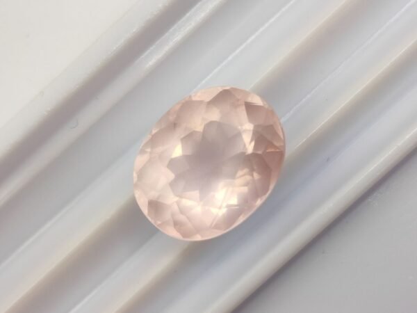 Quartz rose naturel taille ovale , pierre fine pour bijoux et collection - The Fine Gems