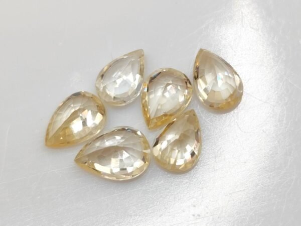 Zircon naturel taille poire , couleur champagne, Pierres fines naturelles pour bijoux et collection - The Fine Gems