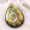 Labradorite naturelle taille poire cabochon, magnifique effets optique naturels typique. Gemme précieuse pour bijoux et collection.
