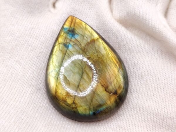 Labradorite naturelle taille poire cabochon, magnifique effets optique naturels typique. Gemme précieuse pour bijoux et collection.