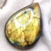 Labradorite naturelle taille poire cabochon, magnifique effets optique naturels typique. Gemme précieuse pour bijoux et collection.