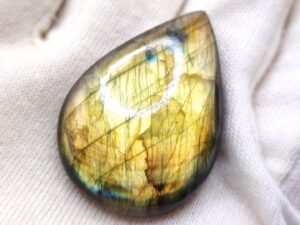 Labradorite naturelle taille poire cabochon, magnifique effets optique naturels typique. Gemme précieuse pour bijoux et collection.
