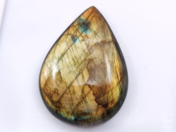 Labradorite naturelle taille poire cabochon, magnifique effets optique naturels typique. Gemme précieuse pour bijoux et collection.