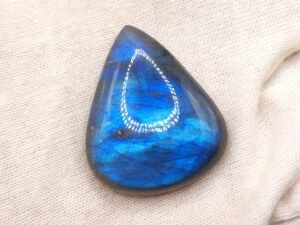 Labradorite 38.06 carats - taille poire cabochon - effets optiques naturels - gemme précieuse naturelle bleue