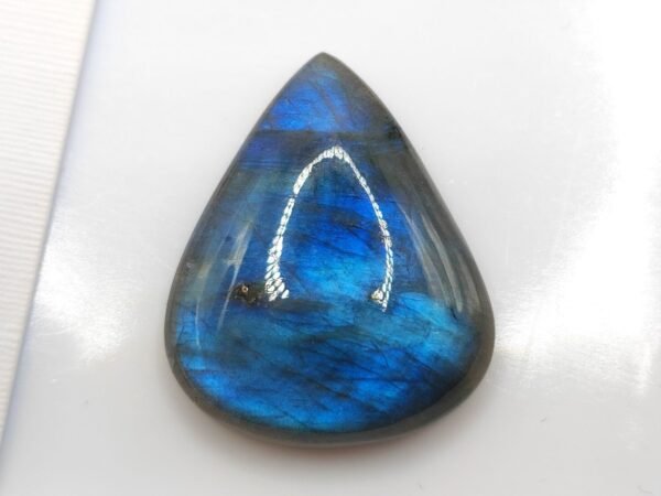 Labradorite 38.06 carats - taille poire cabochon - effets optiques naturels - gemme précieuse naturelle bleue