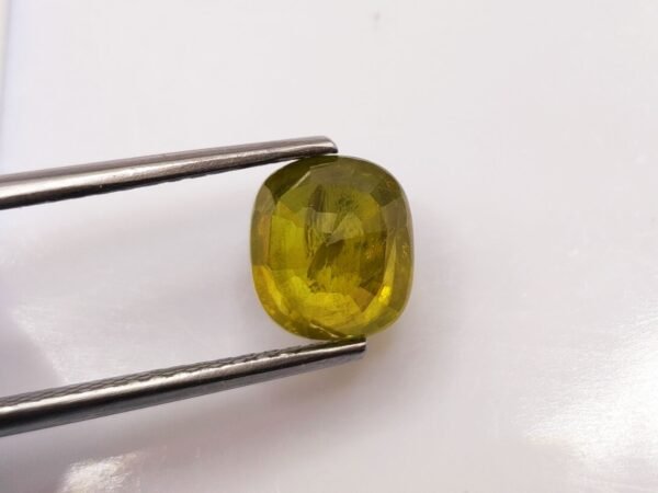 Sphène (titanite) naturel 2.75 carats de Russie, coussin antique, couleur vert jaune, inclusions naturelles et forte dispersion. Pierre rare et lumineuse.