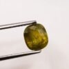 Sphène (titanite) naturel 2.75 carats de Russie, coussin antique, couleur vert jaune, inclusions naturelles et forte dispersion. Pierre rare et lumineuse.