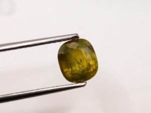 Sphène (titanite) naturel 2.75 carats de Russie, coussin antique, couleur vert jaune, inclusions naturelles et forte dispersion. Pierre rare et lumineuse.