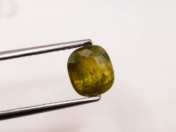 Sphène (titanite) naturel 2.75 carats de Russie, coussin antique, couleur vert jaune, inclusions naturelles et forte dispersion. Pierre rare et lumineuse.