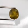 Sphène (titanite) naturel 2.75 carats de Russie, coussin antique, couleur vert jaune, inclusions naturelles et forte dispersion. Pierre rare et lumineuse.
