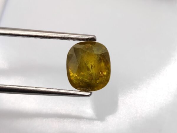 Sphène (titanite) naturel 2.75 carats de Russie, coussin antique, couleur vert jaune, inclusions naturelles et forte dispersion. Pierre rare et lumineuse.