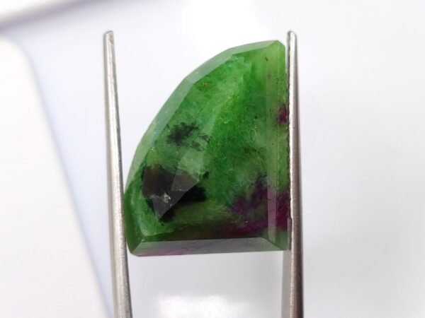 Rubis sur zoïsite naturel 26.49 carats de Tanzanie, taille fancy, contraste vert et rose. Pierre unique idéale collection ou joaillerie.