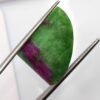 Rubis sur zoïsite naturel 26.49 carats de Tanzanie, taille fancy, contraste vert et rose. Pierre unique idéale collection ou joaillerie.