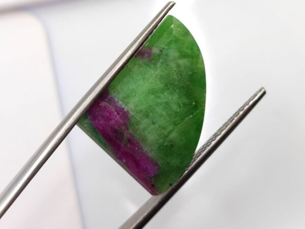 Rubis sur zoïsite naturel 26.49 carats de Tanzanie, taille fancy, contraste vert et rose. Pierre unique idéale collection ou joaillerie.
