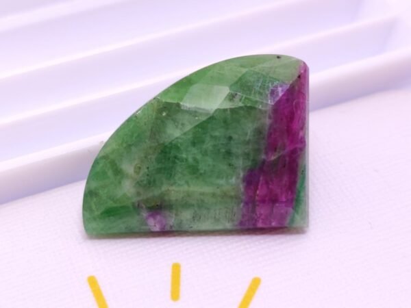 Rubis sur zoïsite naturel 26.49 carats de Tanzanie, taille fancy, contraste vert et rose. Pierre unique idéale collection ou joaillerie.