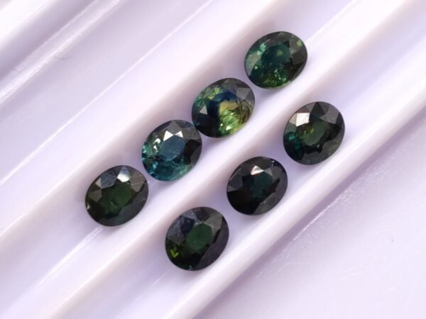 lot de 7 saphirs naturels taille ovale , bleu-vert , en provenance d'australie. Pierres précieuses pour joaillerie et collection