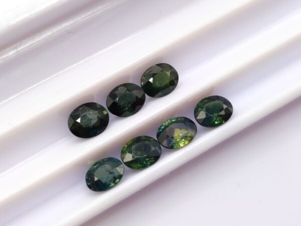lot de 7 saphirs naturels taille ovale , bleu-vert , en provenance d'australie. Pierres précieuses pour joaillerie et collection