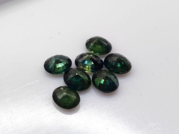 lot de 7 saphirs naturels taille ovale , bleu-vert , en provenance d'australie. Pierres précieuses pour joaillerie et collection