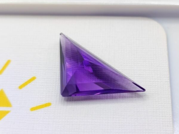 Améthyste naturelle taille fantaisie à facettes, Gemme précieuse pour joaillerie et collection.