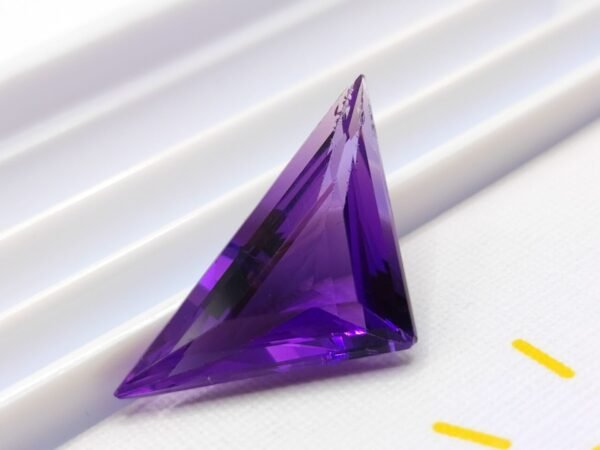 Améthyste naturelle taille fantaisie à facettes, Gemme précieuse pour joaillerie et collection.