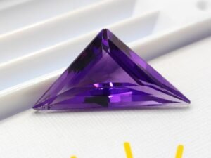 Améthyste naturelle taille fantaisie à facettes, Gemme précieuse pour joaillerie et collection.