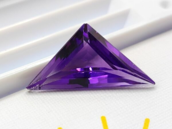 Améthyste naturelle taille fantaisie à facettes, Gemme précieuse pour joaillerie et collection.