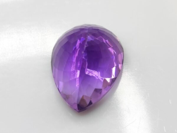 Améthyste 19.61 Carats - The Fine Gems - Taille poire à facettes - Uruguay - Pierre fine naturelle