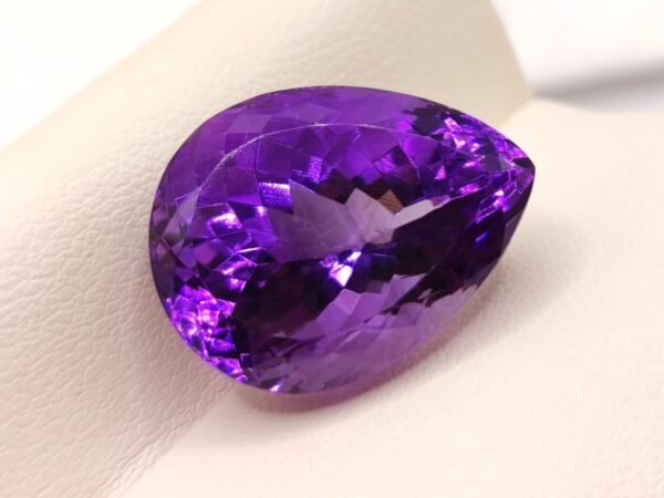 Améthyste 19.61 Carats - The Fine Gems - Taille poire à facettes - Uruguay - Pierre fine naturelle