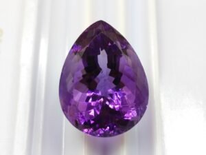 Améthyste 19.61 Carats - The Fine Gems Améthyste 19.61 Carats - The Fine Gems - Taille poire à facettes - Uruguay - Pierre fine naturelle