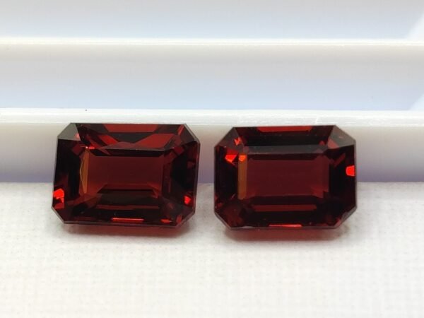 Grenat 3.24 Carats TFG Grenat 3.24 Carats TFG - paire de pierre fine naturelle rouge