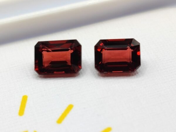 Grenat 3.24 Carats TFG Grenat 3.24 Carats TFG - paire de pierre fine naturelle rouge