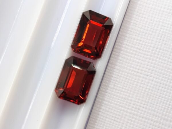 Grenat 3.24 Carats TFG Grenat 3.24 Carats TFG - paire de pierre fine naturelle rouge