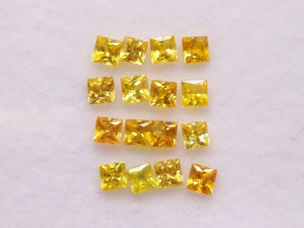 Yellow sapphire 2.21 Carats , The Fine Gems Lot de 16 saphirs jaunes calibrés naturels (2,21 ct) de Ceylan, taille princesse 2,5 mm. Idéal pour pavage et bijoux raffinés. THE FINE GEMS