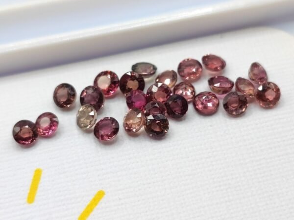 Saphir 3.68 Carats - The Fine Gems Saphir 3.68 Carats - The Fine Gems, saphir naturelle de Tanzanie , brun rose violet , Pierres précieuses pour bijoux et collection
